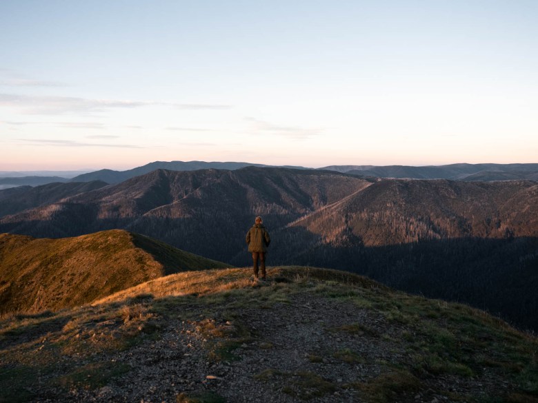 Cima del monte Feathertop en puesta de sol