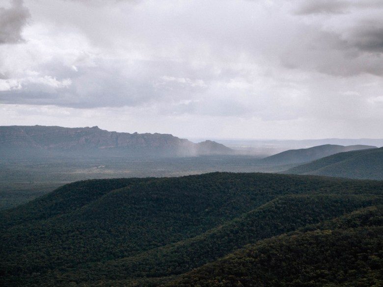 La lluvia cae sobre los Montes Grampianos
