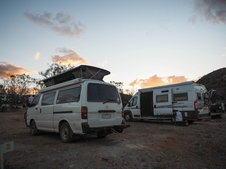 Nuestras furgonetas en el camping Arkaroola