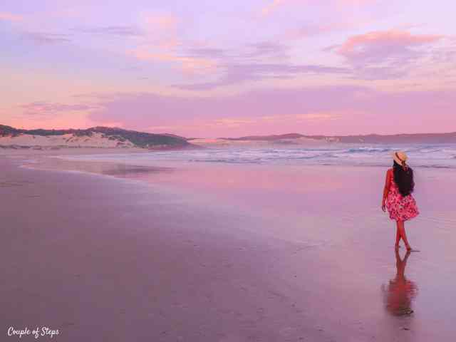 Colores pastel del atardecer de lavanda que se derriten en azafrán, One Mile Beach